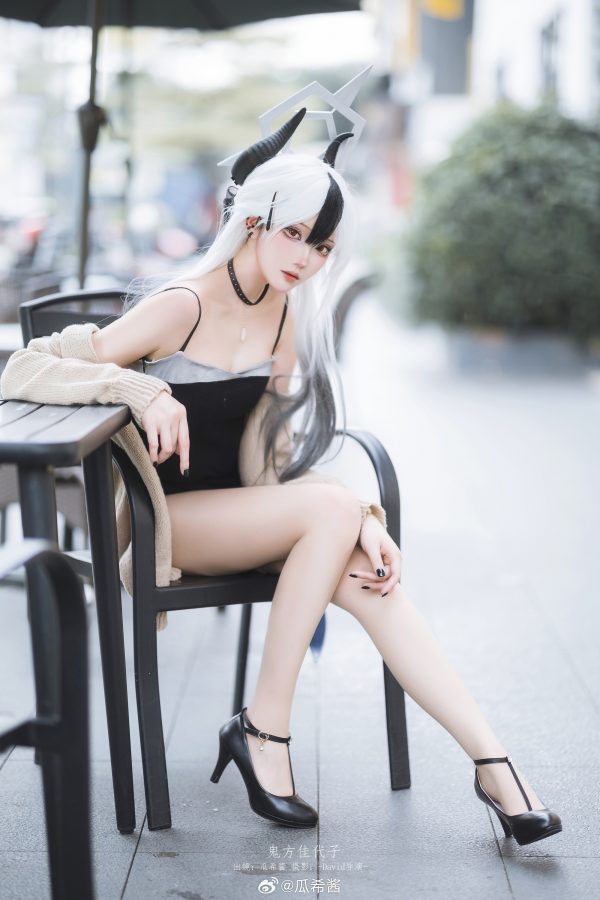 瓜希酱鬼方佳代子COS:吊带裙针织毛衣打造最有距离感的日常 瓜希酱鬼方佳代子COS:吊带裙针织毛衣打造最有距离感的日常