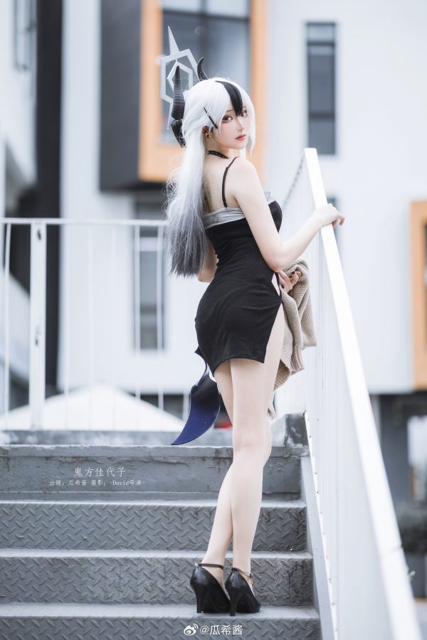 瓜希酱鬼方佳代子COS:吊带裙针织毛衣打造最有距离感的日常 瓜希酱鬼方佳代子COS:吊带裙针织毛衣打造最有距离感的日常