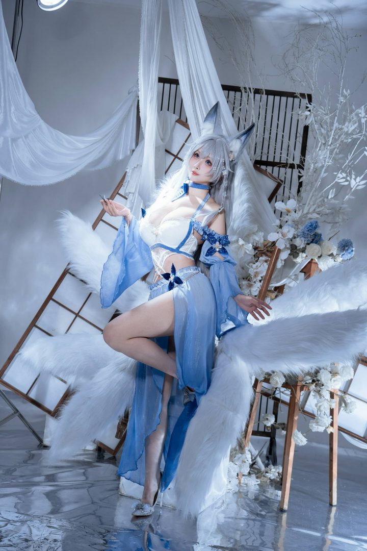 冰蓝狐影冷艳入魂：rioko凉凉子COS演绎九尾狐信浓的冷艳诗篇