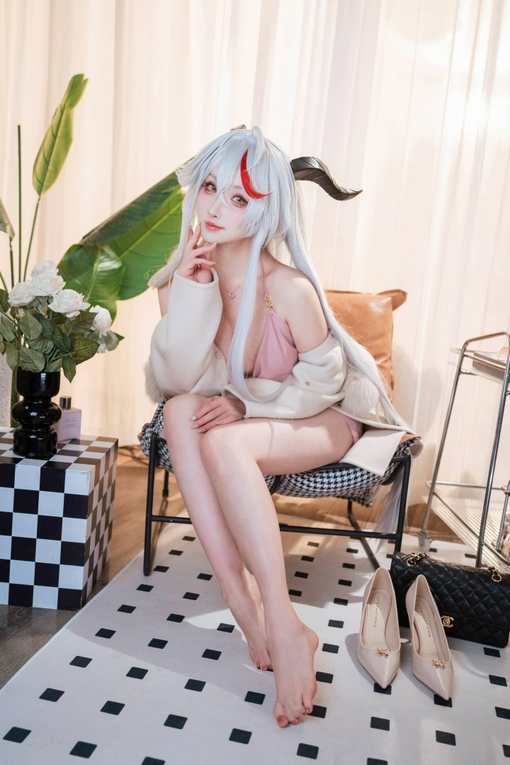 居家版rioko凉凉子COS:轻松驾驭埃吉尔冷艳与优雅的双重气场 居家版rioko凉凉子COS:轻松驾驭埃吉尔冷艳与优雅的双重气场