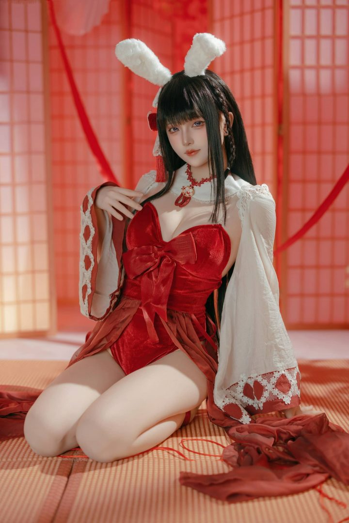 屿鱼Yukako碧蓝航线COS：演绎巫女兔版大山的温柔与神秘张力