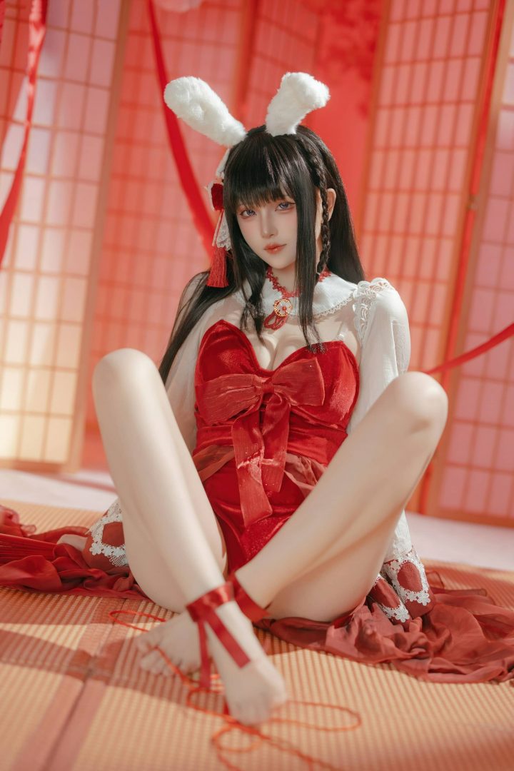 屿鱼Yukako碧蓝航线COS：演绎巫女兔版大山的温柔与神秘张力