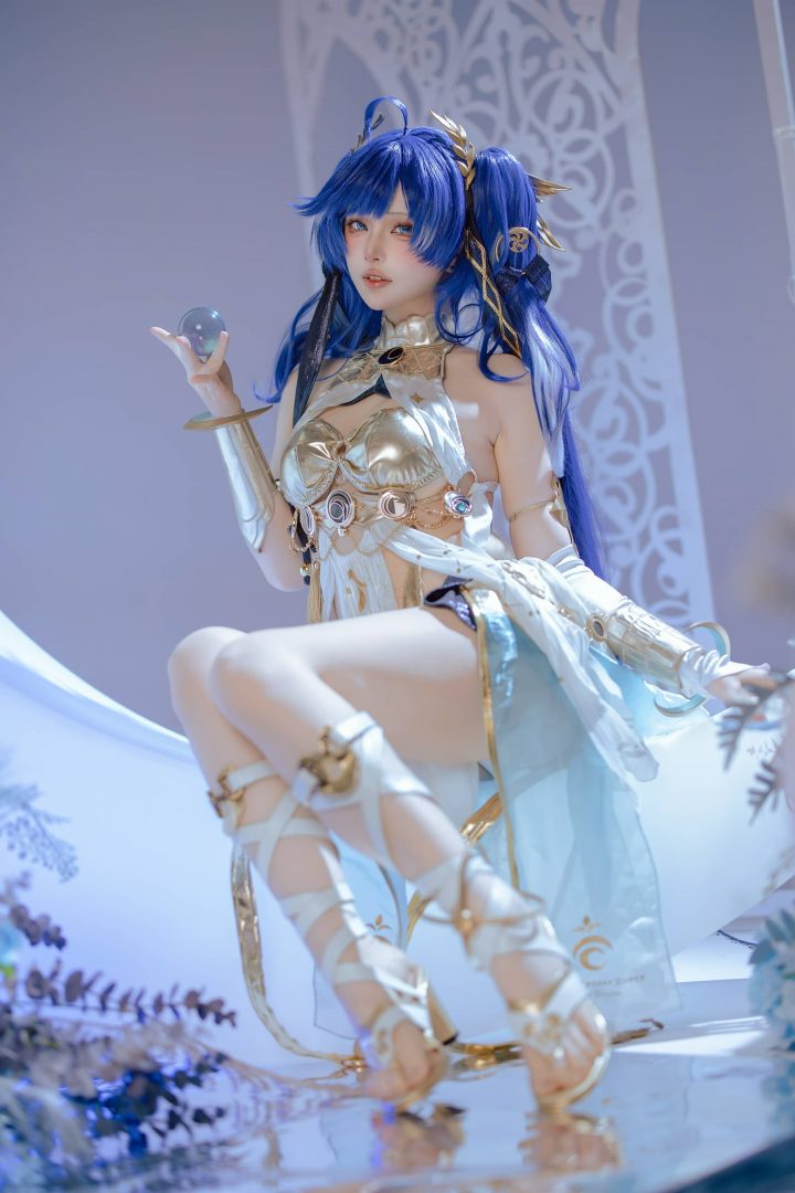 屿鱼Yukako鸣潮尤诺COS：演绎蓝白金配色下的理性与优雅张力