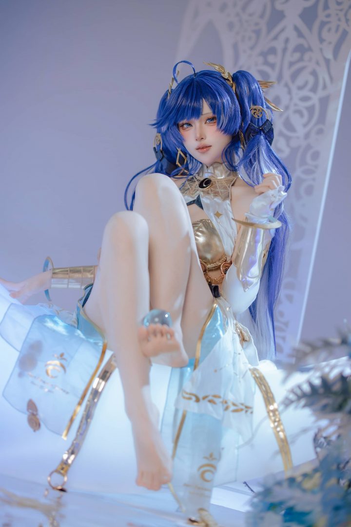 屿鱼Yukako鸣潮尤诺COS：演绎蓝白金配色下的理性与优雅张力