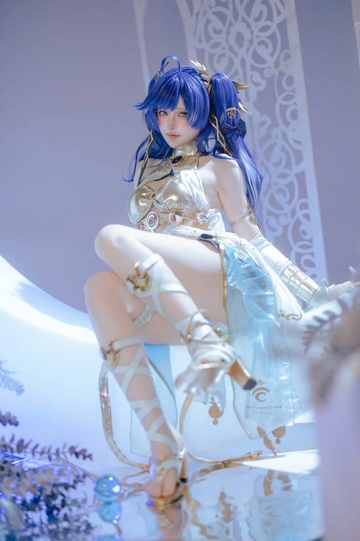 屿鱼Yukako鸣潮尤诺COS：演绎蓝白金配色下的理性与优雅张力