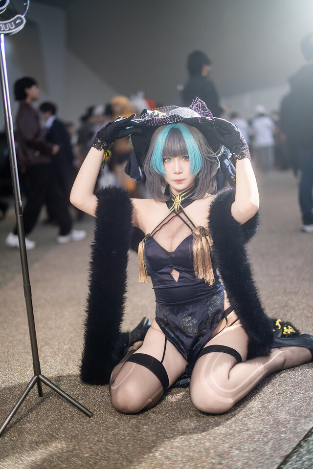 吊袜带与美腿的极致诱惑：黑川牛菜的柴郡COS亮相台湾省FF46