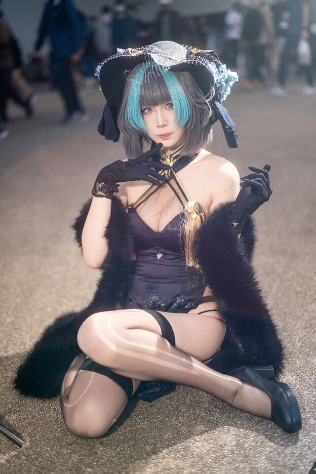 吊袜带与美腿的极致诱惑：黑川牛菜的柴郡COS亮相台湾省FF46