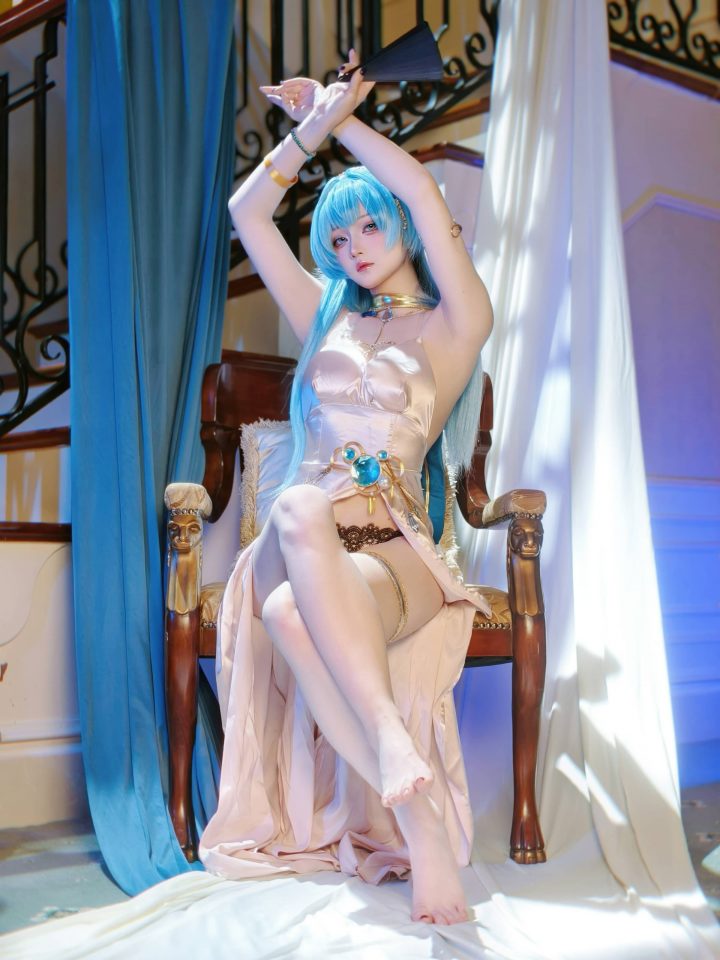 屿鱼Yukako海伦COS｜礼服版妮姬高贵冷艳，优雅与掌控感拉满
