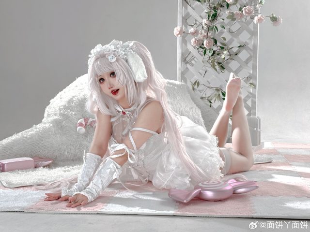 面饼仙儿花嫁版爱丽丝COS：体验胜利女神·妮姬甜美梦幻之旅
