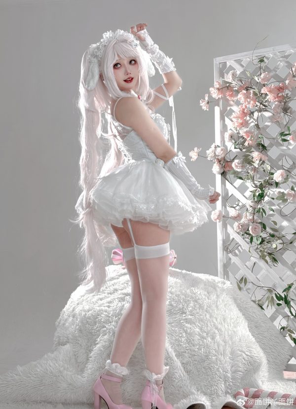 面饼仙儿花嫁版爱丽丝COS：体验胜利女神·妮姬甜美梦幻之旅