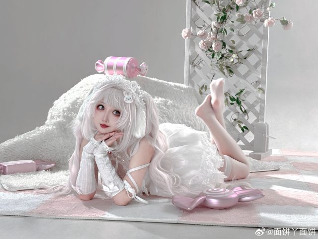 面饼仙儿花嫁版爱丽丝COS：体验胜利女神·妮姬甜美梦幻之旅