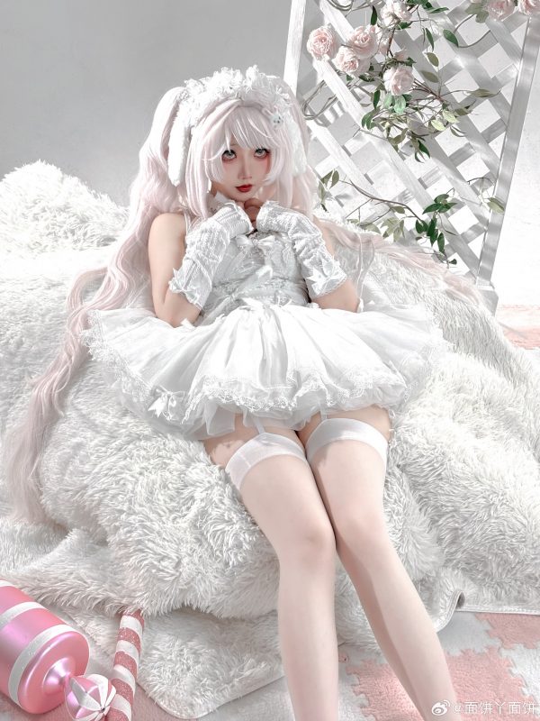 面饼仙儿花嫁版爱丽丝COS：体验胜利女神·妮姬甜美梦幻之旅