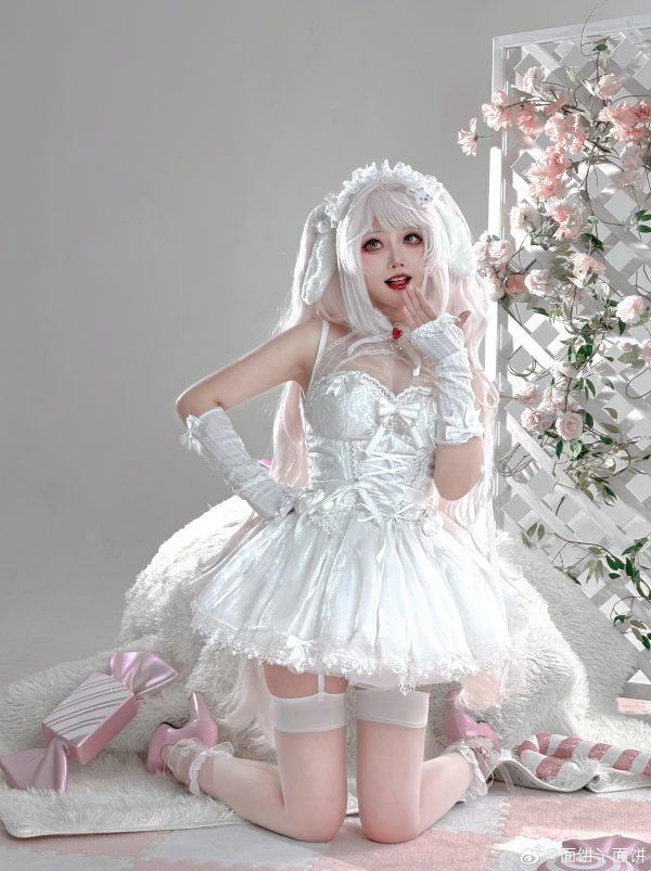 面饼仙儿花嫁版爱丽丝COS：体验胜利女神·妮姬甜美梦幻之旅