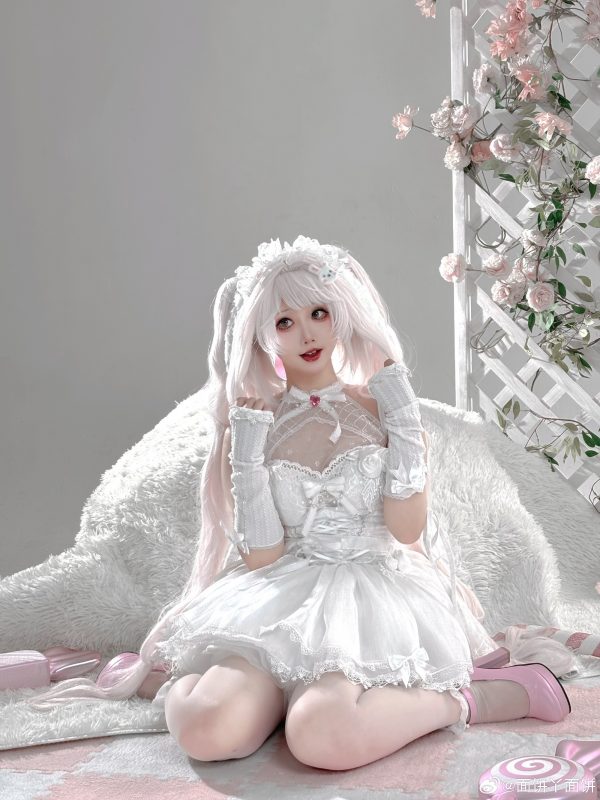 面饼仙儿花嫁版爱丽丝COS：体验胜利女神·妮姬甜美梦幻之旅