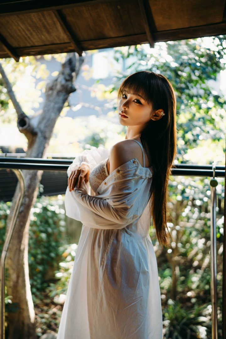 《阳》光影下的蠢沫沫COS赏析：白裙半透+清新少女的魅力展现