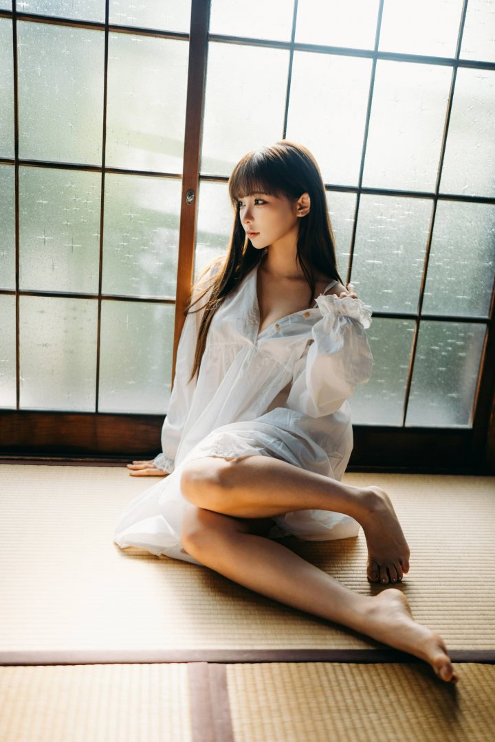 《阳》光影下的蠢沫沫COS赏析：白裙半透+清新少女的魅力展现