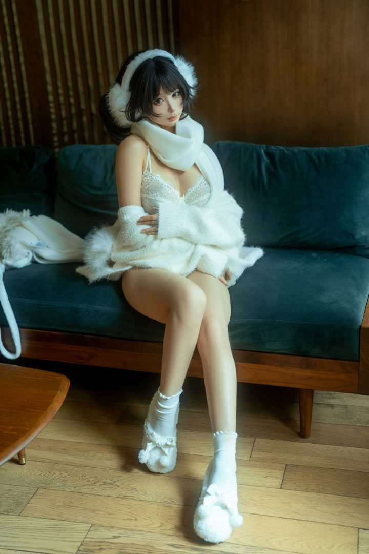 蠢沫沫白毛衣比基尼COS赏析：演绎清新可爱少女感的光影魅力