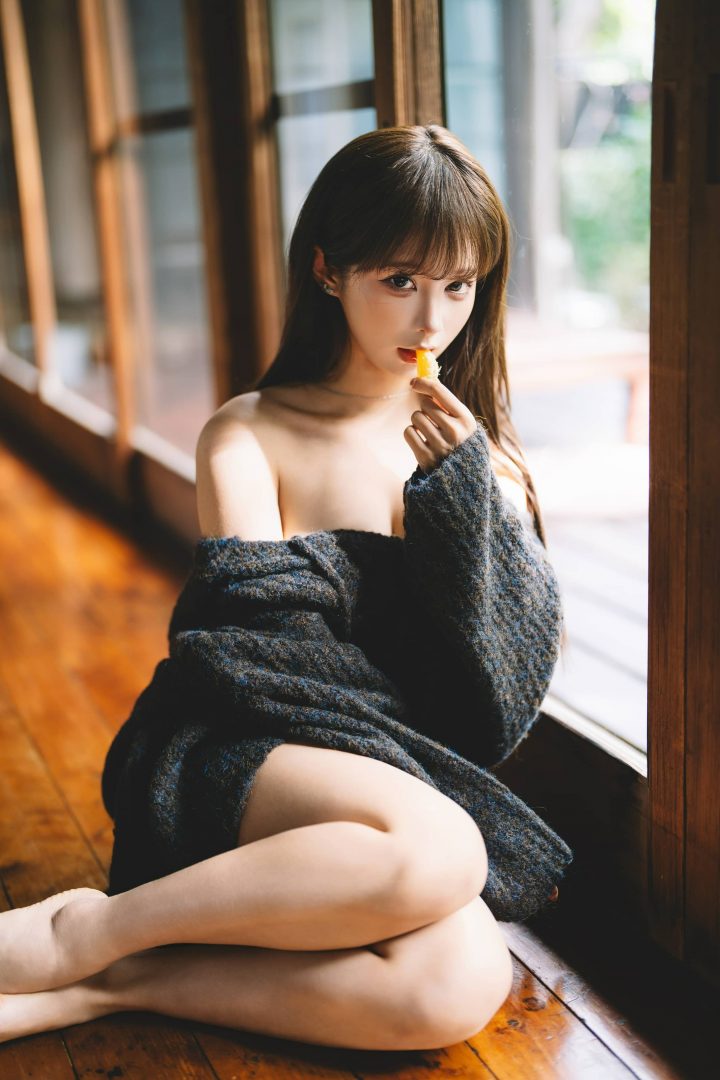 《橘子》蠢沫沫COS赏析：黑毛衣温暖午后居家少女的柔光之美