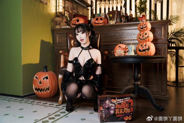 面饼仙儿魅魔COS赏析:演绎黑色皮质,俏皮动作与万圣节氛围 面饼仙儿魅魔COS赏析:演绎黑色皮质,俏皮动作与万圣节氛围