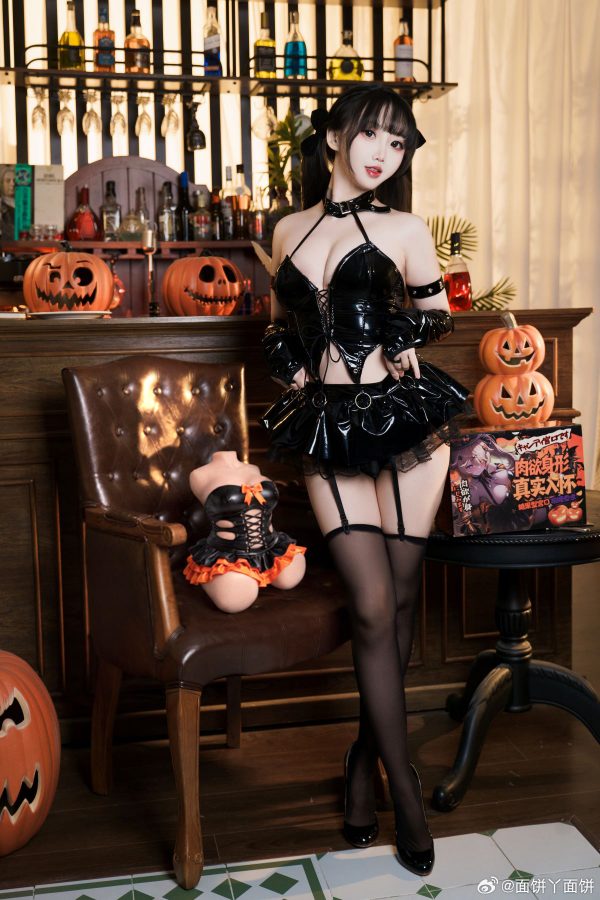 面饼仙儿魅魔COS赏析:演绎黑色皮质,俏皮动作与万圣节氛围 面饼仙儿魅魔COS赏析:演绎黑色皮质,俏皮动作与万圣节氛围