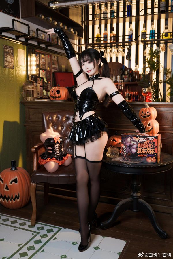 面饼仙儿魅魔COS赏析:演绎黑色皮质,俏皮动作与万圣节氛围 面饼仙儿魅魔COS赏析:演绎黑色皮质,俏皮动作与万圣节氛围