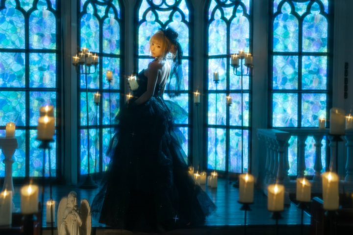 蠢沫沫黑婚纱COS惊艳出圈！演绎教堂里的哥特风美学与光影叙事