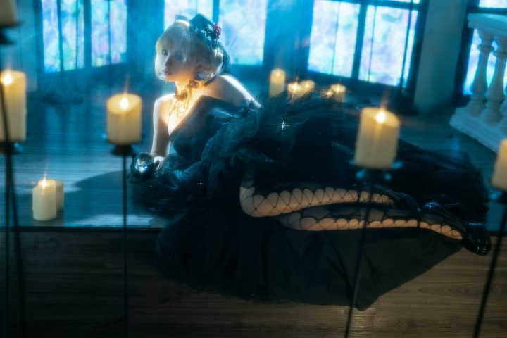 蠢沫沫黑婚纱COS惊艳出圈！演绎教堂里的哥特风美学与光影叙事