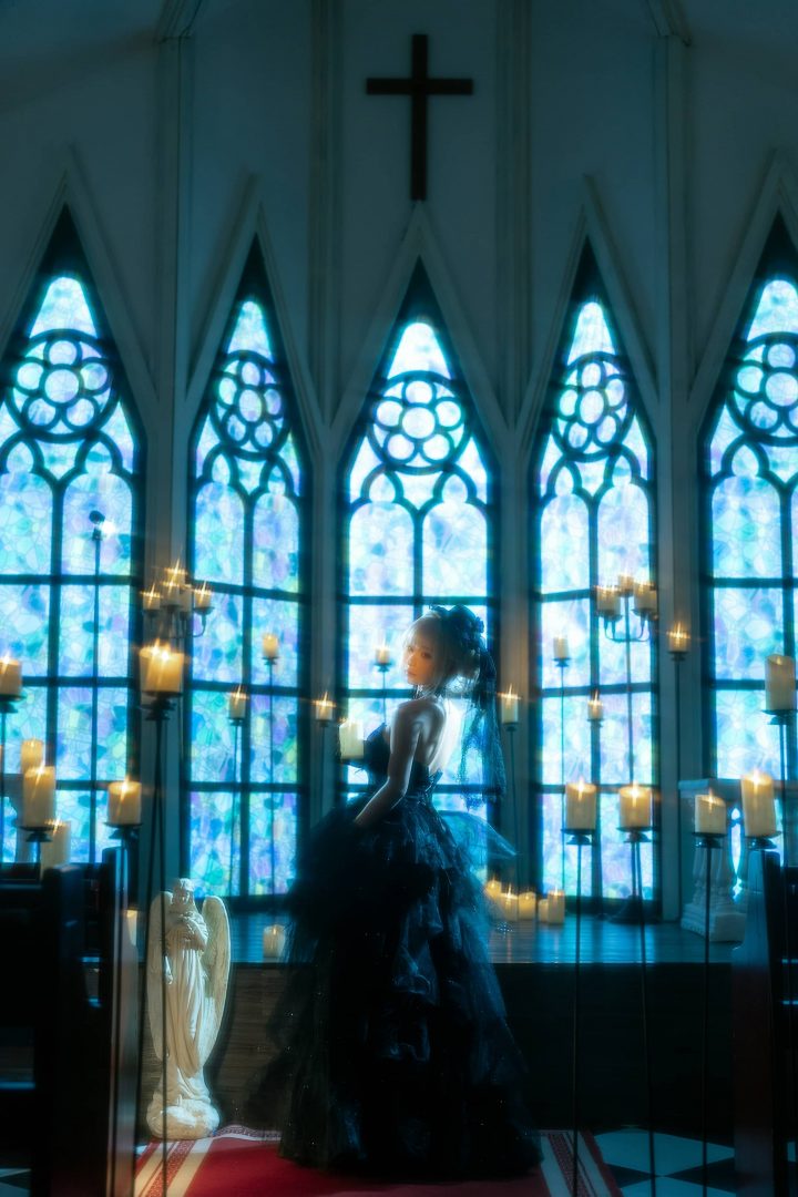 蠢沫沫黑婚纱COS惊艳出圈！演绎教堂里的哥特风美学与光影叙事