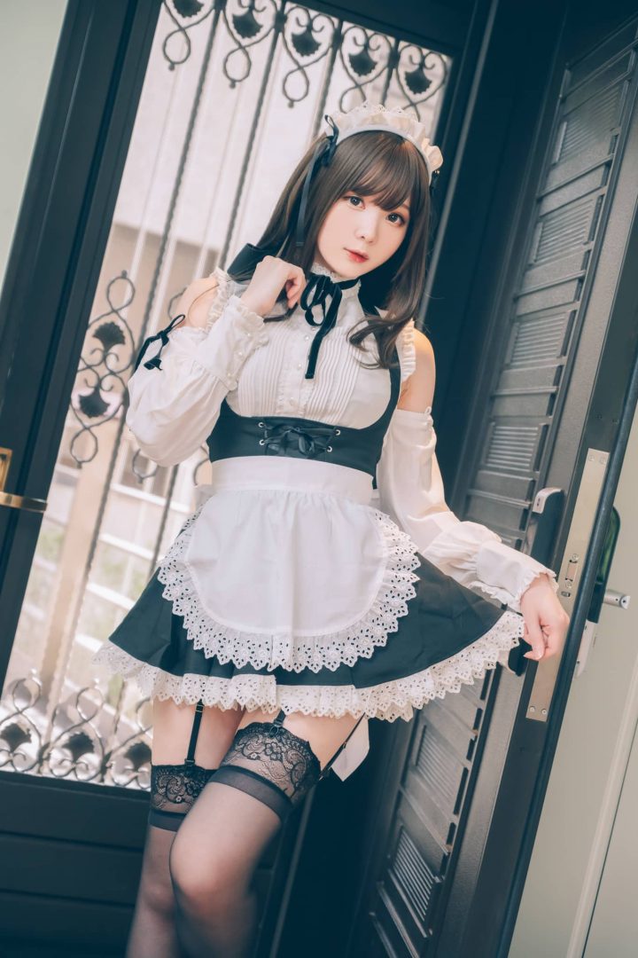 霜月Shimo丝袜版女仆COS：高还原度角色演绎与摄影构图解读