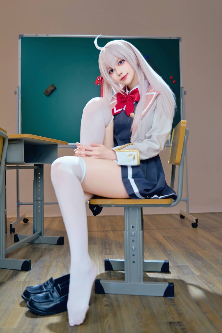 Shika小鹿鹿艾莉莎COS：原服版校园风格邻座艾莉同学完美呈现