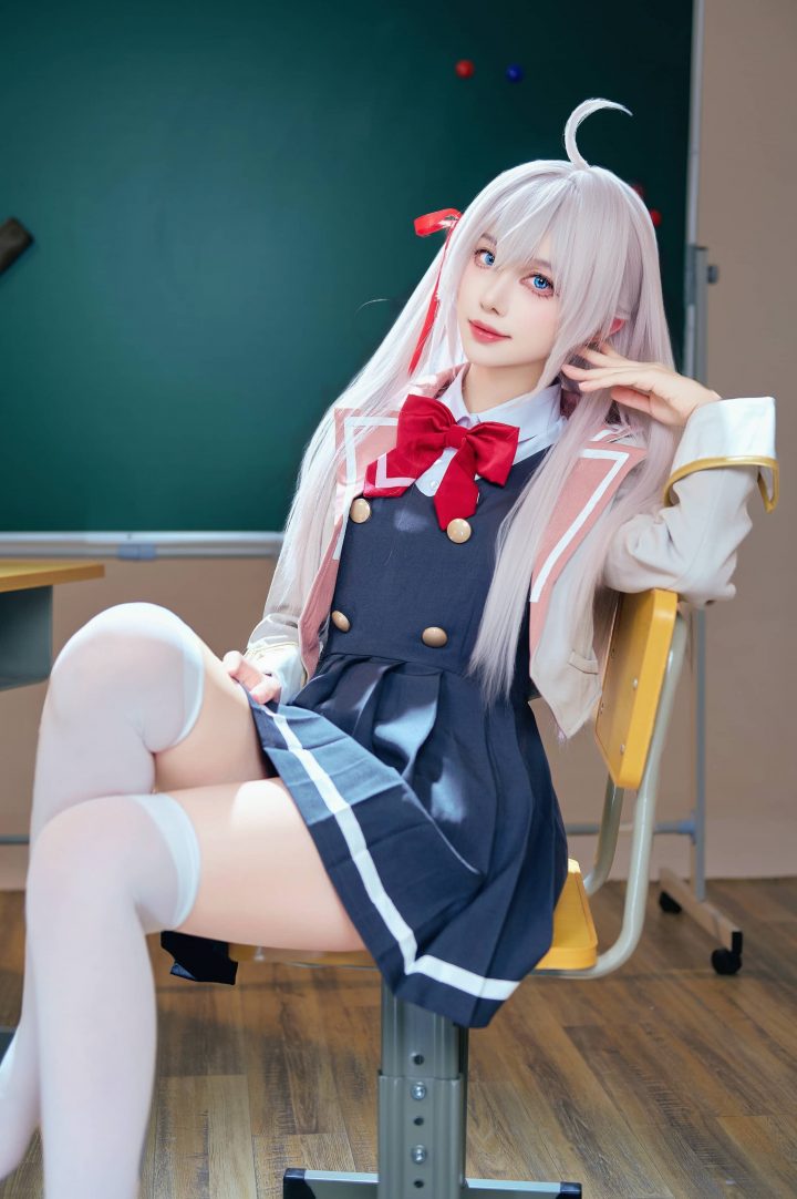 Shika小鹿鹿艾莉莎COS：原服版校园风格邻座艾莉同学完美呈现
