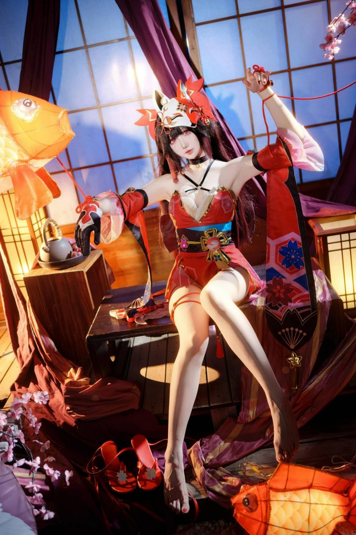 焖焖碳花火COS:揭开狐面,落入“欢愉”剧场的绝美危险盛宴 焖焖碳花火COS:揭开狐面,落入“欢愉”剧场的绝美危险盛宴