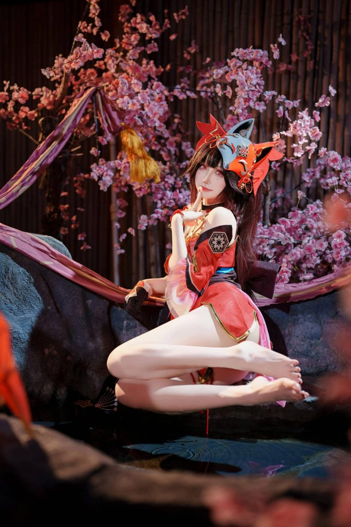焖焖碳花火COS:揭开狐面,落入“欢愉”剧场的绝美危险盛宴 焖焖碳花火COS:揭开狐面,落入“欢愉”剧场的绝美危险盛宴