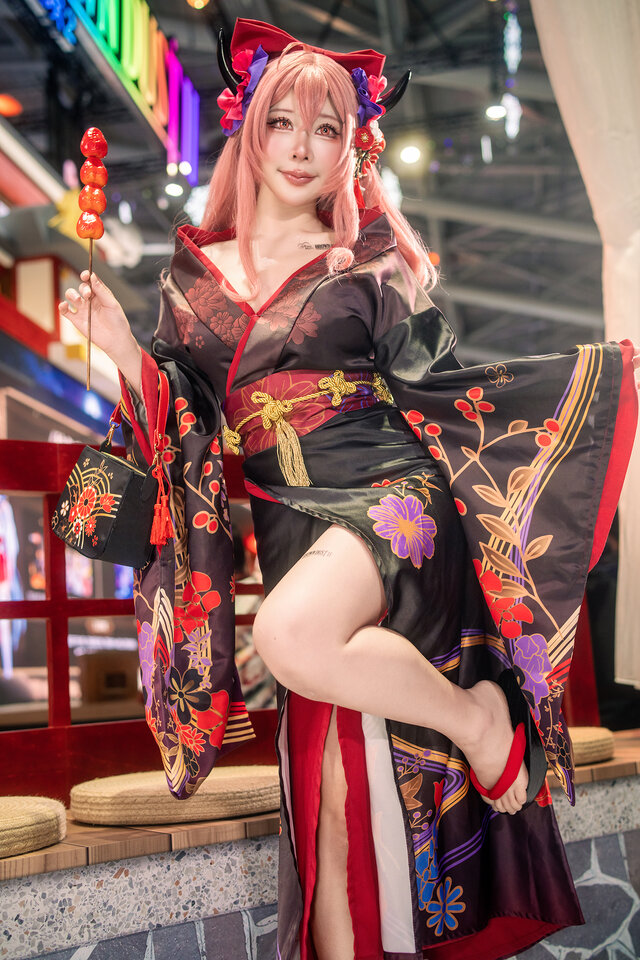 棕色尘埃莉贝尔塔COS：sakuramomo紫玥桃那双美腿令人惊艳