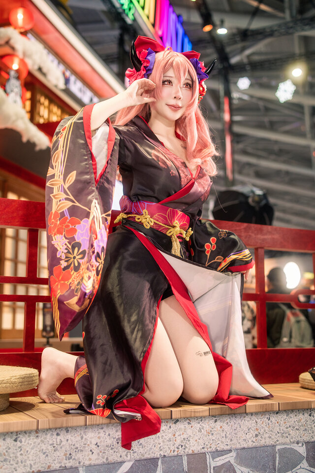 棕色尘埃莉贝尔塔COS：sakuramomo紫玥桃那双美腿令人惊艳