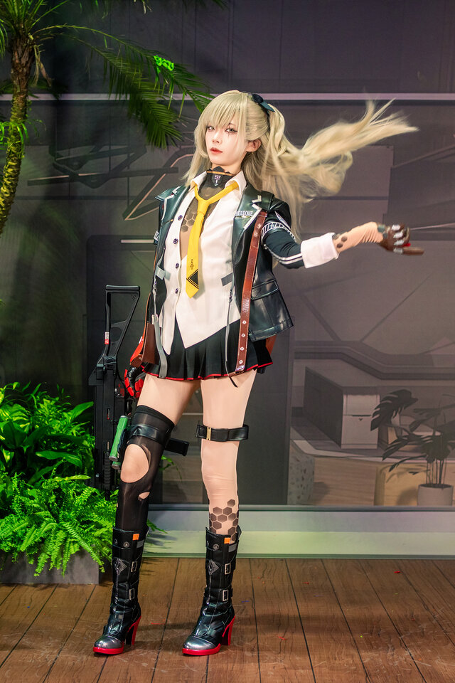 【少女前线2】四巫日モミ莱娅COS！逆天丝袜长腿绝美名场面