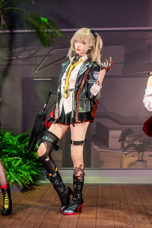 【少女前线2】四巫日モミ莱娅COS！逆天丝袜长腿绝美名场面