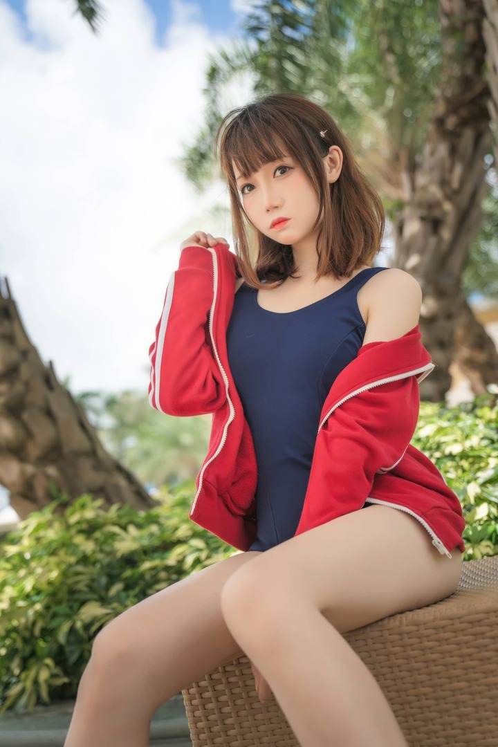 焖焖碳夏日女孩泳装COS:演绎死库水与红色外套的青春氛围感 焖焖碳夏日女孩泳装COS:演绎死库水与红色外套的青春氛围感