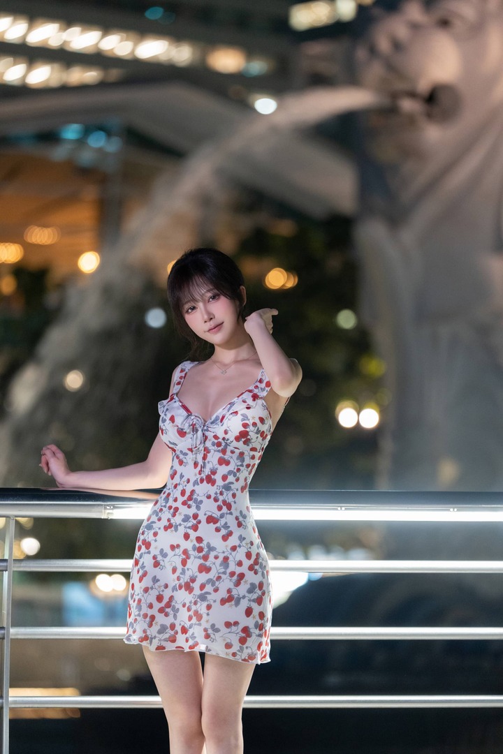 水淼aqua恋人COS:新加坡夜拍与碎花裙打造电影感约会氛围 水淼aqua恋人COS:新加坡夜拍与碎花裙打造电影感约会氛围