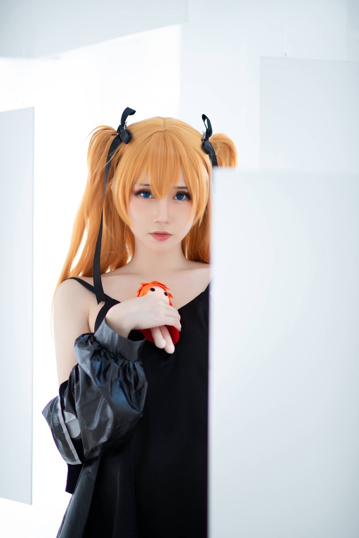 EVA居家私服明日香COS:焖焖碳演绎黑白光影里的锋利少女感 EVA居家私服明日香COS:焖焖碳演绎黑白光影里的锋利少女感