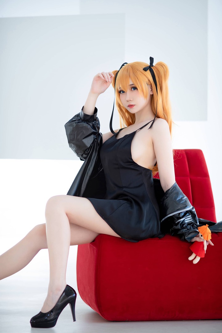 EVA居家私服明日香COS:焖焖碳演绎黑白光影里的锋利少女感 EVA居家私服明日香COS:焖焖碳演绎黑白光影里的锋利少女感