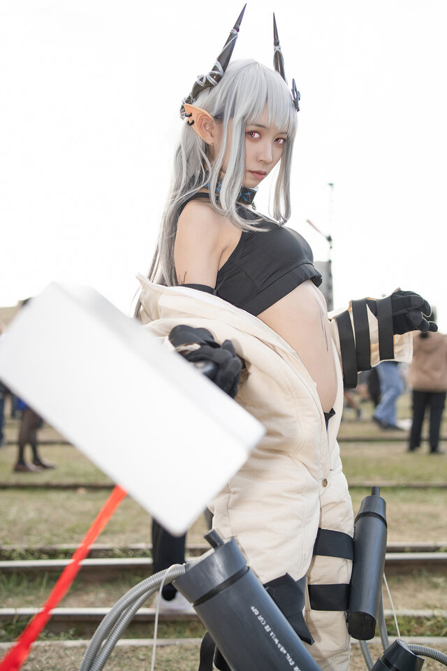 【FFK18现场】明日方舟泥岩COS:工业感道具与卸甲反差美学 【FFK18现场】明日方舟泥岩COS:工业感道具与卸甲反差美学