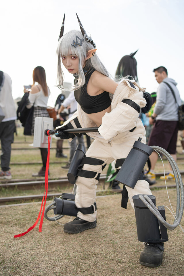 【FFK18现场】明日方舟泥岩COS:工业感道具与卸甲反差美学 【FFK18现场】明日方舟泥岩COS:工业感道具与卸甲反差美学