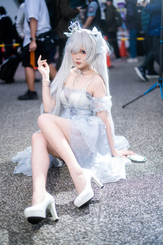 黒川cowcow妮姬灰姑娘COS：梦幻水晶礼裙，童话感直接拉满