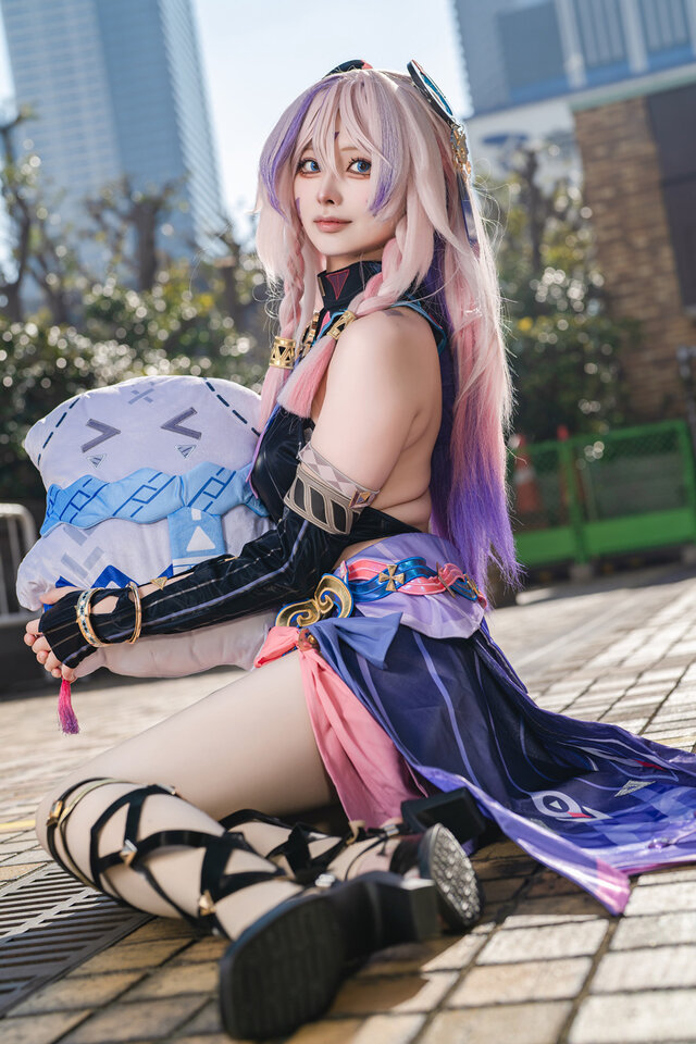 紫雪Rime茜特菈莉COS：原神·神秘祭司抱着抱枕也能萌翻全场