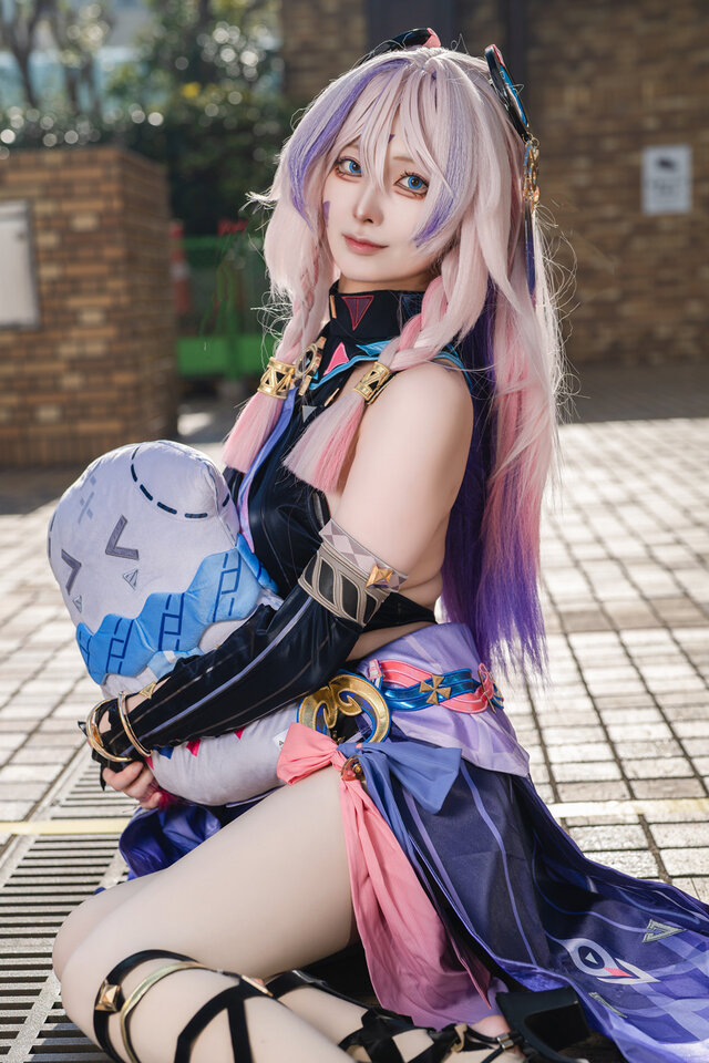 紫雪Rime茜特菈莉COS：原神·神秘祭司抱着抱枕也能萌翻全场