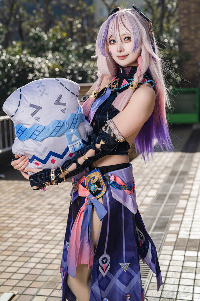 紫雪Rime茜特菈莉COS：原神·神秘祭司抱着抱枕也能萌翻全场