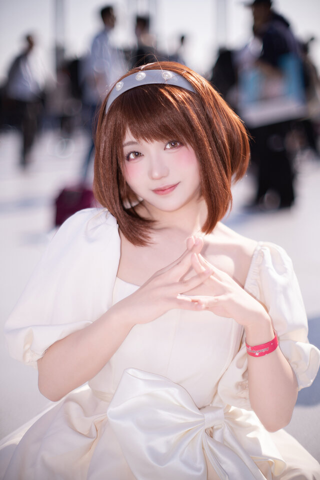 百越Rai丽日御茶子COS:白色礼服演绎英雄学院甜美英雄少女 百越Rai丽日御茶子COS:白色礼服演绎英雄学院甜美英雄少女