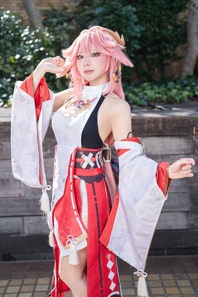 Mitamaru八重神子COS:再现鸣神大社宫司粉色狐狸的优雅魅力 Mitamaru八重神子COS:再现鸣神大社宫司粉色狐狸的优雅魅力