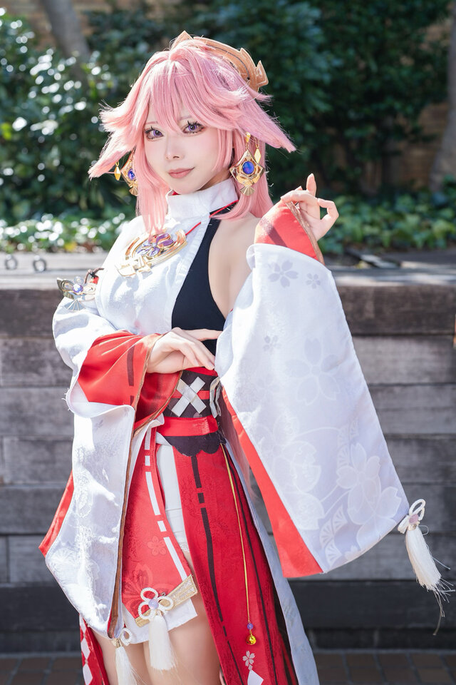 Mitamaru八重神子COS:再现鸣神大社宫司粉色狐狸的优雅魅力 Mitamaru八重神子COS:再现鸣神大社宫司粉色狐狸的优雅魅力